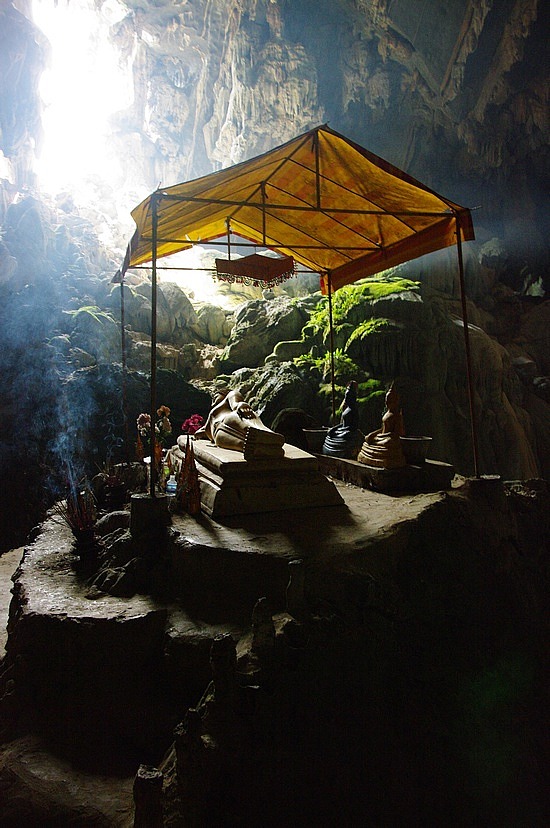 Liegender Buddha in Höhle