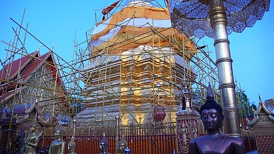 Eingerüstete Stupa