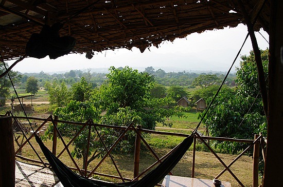 Bambushütte mit Hängematten und Aussicht
