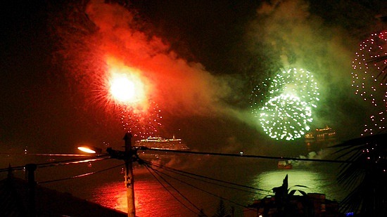 Feuerwerk und Kreuzfahrtschiffe