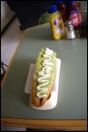Hot Dog mit Avocado und Mayonaise